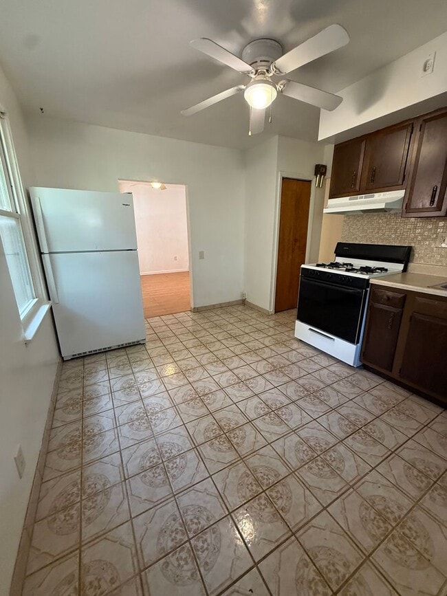 Building Photo - 2824 Clermont Ave