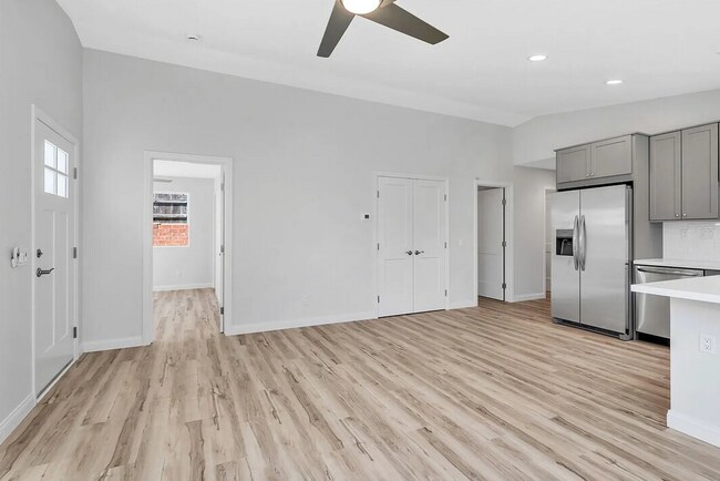 Building Photo - 4 bed 3 bath Prime Location! (Lease out, pending signatures. Check back in a few days!)