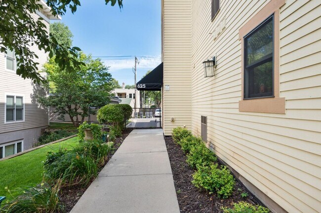 Building Photo - 1 BR/1 BA Crocus Hill Charmer!