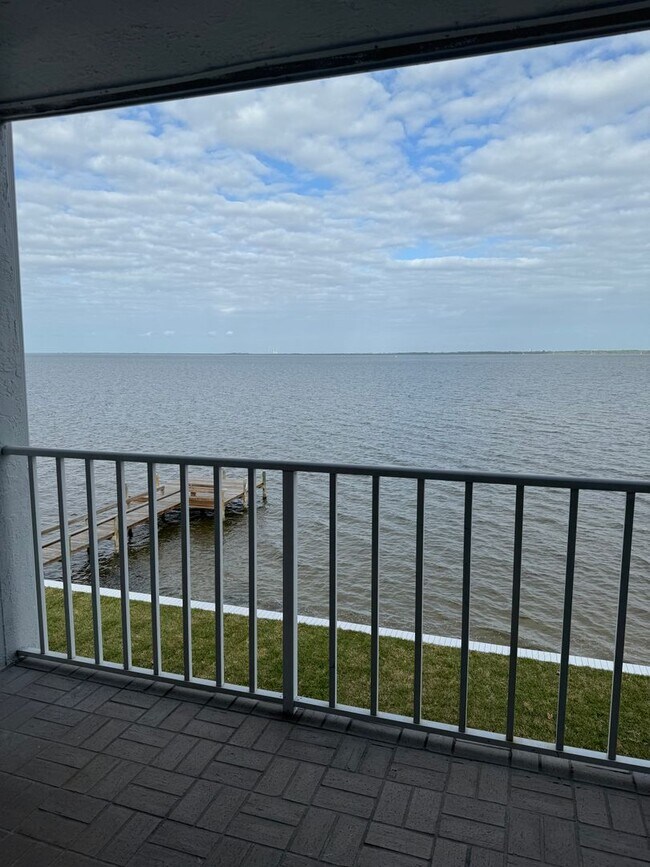Building Photo - Directly on the River, what a view!!