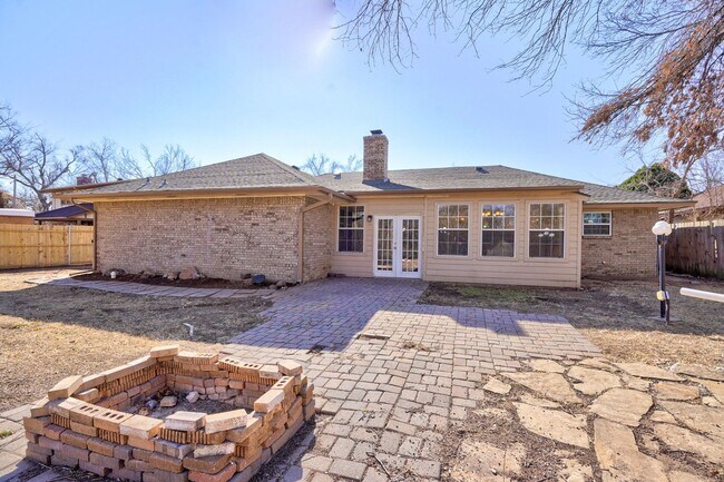 Building Photo - 4 bed 3 bath home!