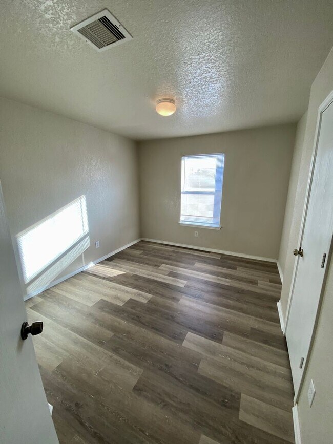 Building Photo - Beautiful 4 Bedroom