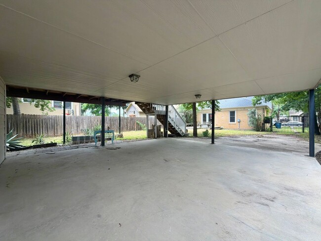 Building Photo - 903 E 38th St