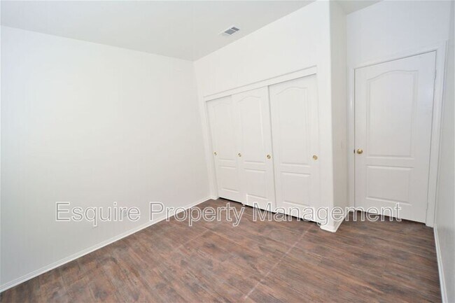 Building Photo - 2861 Golf Villa Way