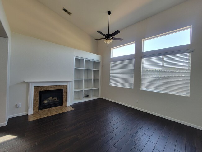 Building Photo - Beautiful 2 bedroom 2.5 bath home in Avalon Gated Community!!