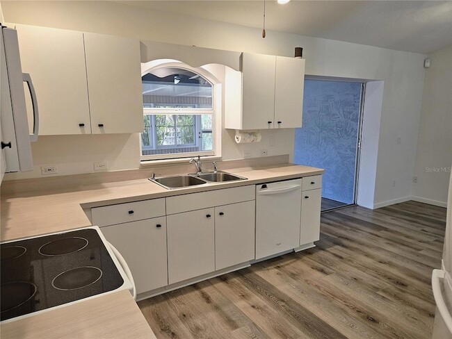 Building Photo - 1088 Panda Rd