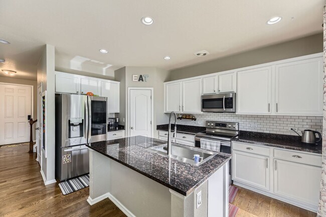 Building Photo - Beautiful 2 story 2,518 sq ft 4 bed 2.5 bath single family home