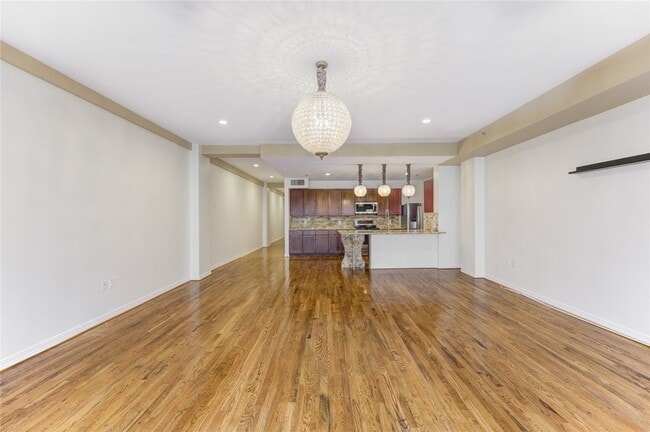 Building Photo - 917 Main St