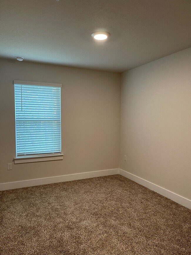 Building Photo - 1630 Iroquois Ct