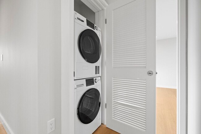 Building Photo - 693 Sutter St