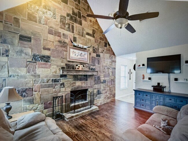 Building Photo - Move in special $500.00 Off 1st month rent!! Country style living on the hill but within the city