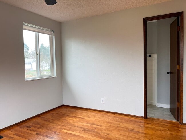 Building Photo - 4BD/2BA SUBURBAN HOME IN COBURG