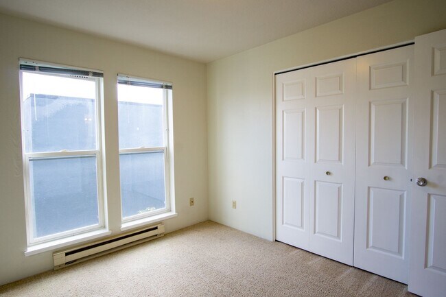 Building Photo - Lair Hill: Great 2 Bed 2 Bath with DW, W/D...
