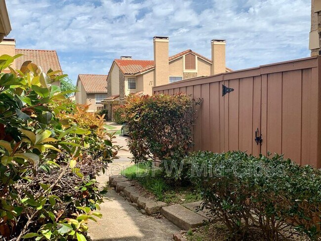 Building Photo - 2623 Piedras Dr