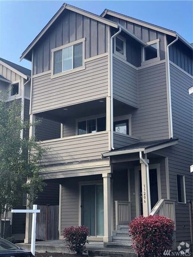 Building Photo - 4 bed with separated living area