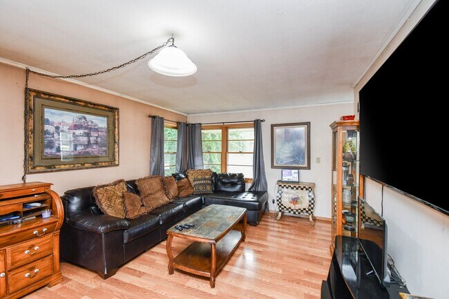 Building Photo - Spacious Central Sioux Falls Home with Ent...