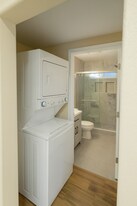 Building Photo - 1906 Stewart St