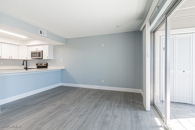 Building Photo - 5745 Foxlake Dr