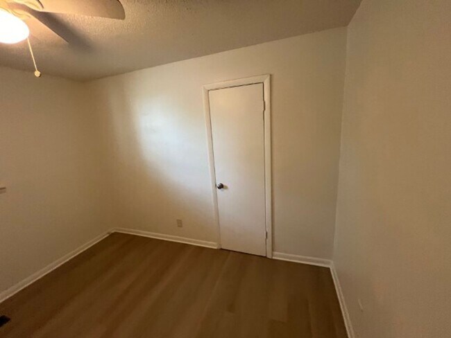 Building Photo - West Nashville 3BR Duplex