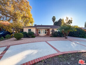 Building Photo - 15424 Camarillo St