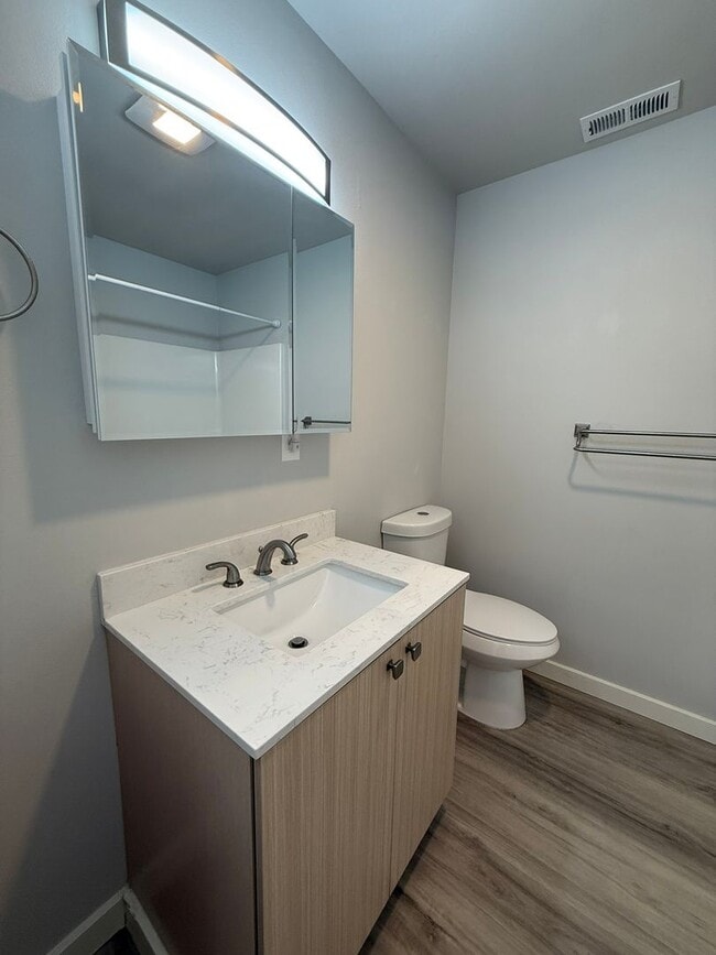 Building Photo - Gorgeous Pet Friendly Three Bedroom Lebano...