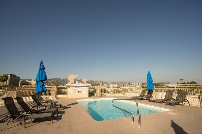 Building Photo - Beverly Hills Prime Location - 2 bed 2.5 bathroom