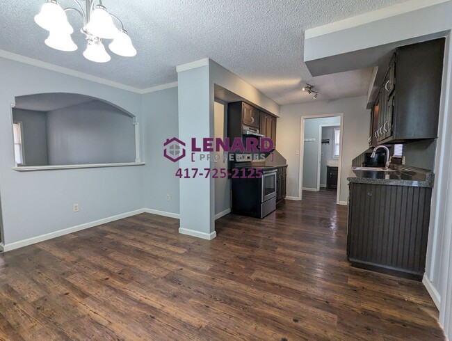 Building Photo - Charming 3-Bedroom Home with Fenced Yard & 2-Car Garage in Springfield