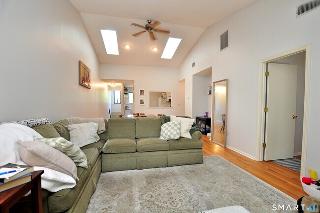 Building Photo - 30 Simsbury Landing