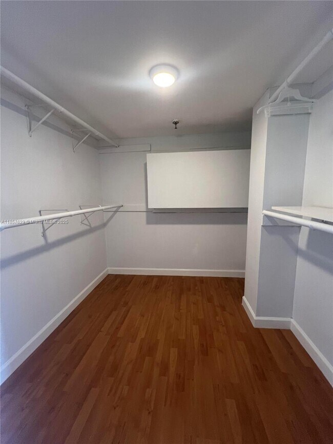 Building Photo - 17500 N Bay Rd