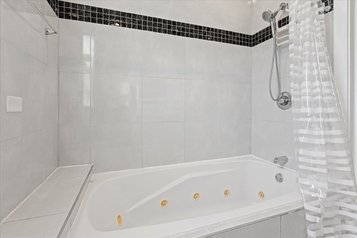 Building Photo - 3268 W Fullerton Ave