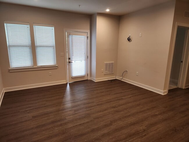 Building Photo - Chesterfield-Midlothian Area- Modern Condo