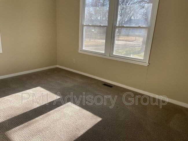 Building Photo - 940 SE Pinecrest Dr