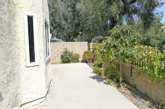Building Photo - 2052 E Loraine St