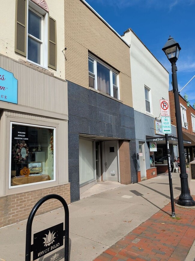 Building Photo - Charming One Bedroom Apartment in Downtown Grove City