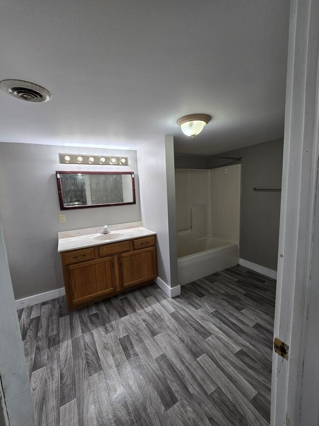 Building Photo - 3 Bedroom 1.5 Bath Located in Middletown