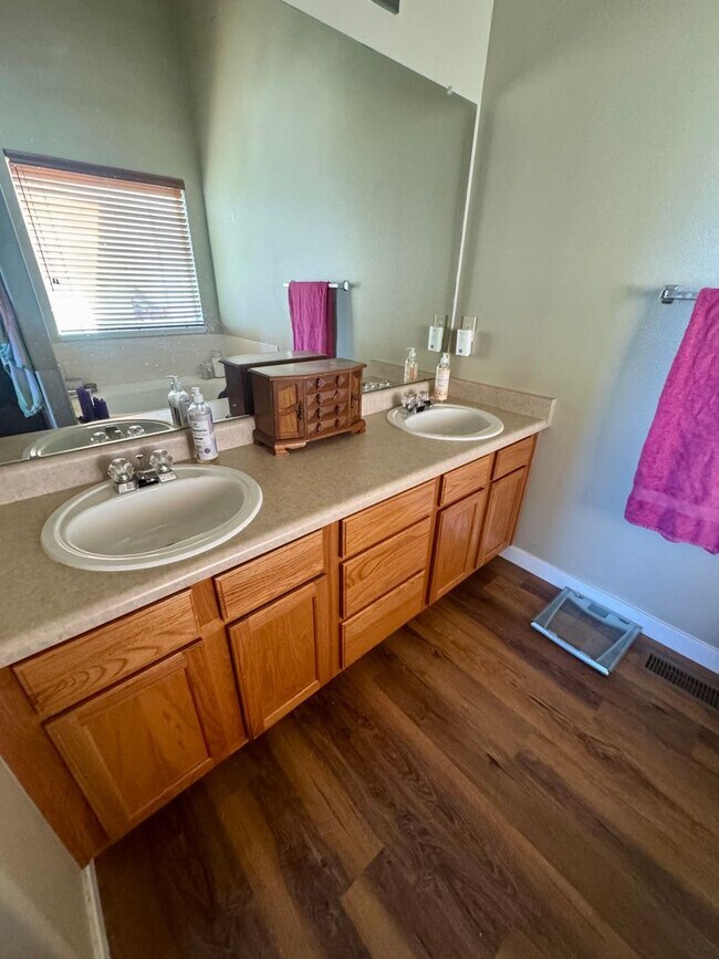 Building Photo - 3 bedroom home in Wagon Trails with commun...