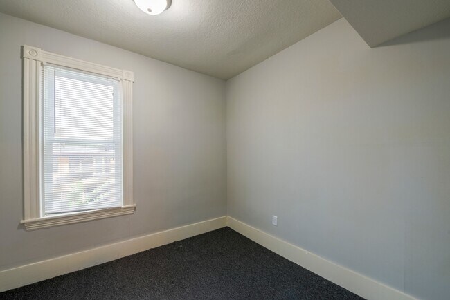 Building Photo - 2418 3rd St NE