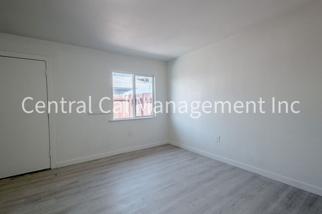 Building Photo - 1313 E Planz Rd