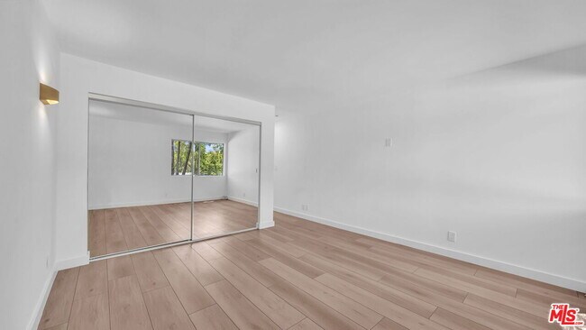 Building Photo - 305 San Vicente Blvd