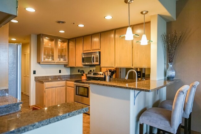 Building Photo - Furnished condo with a view of the lake an...