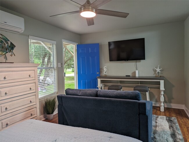 Building Photo - 418 Waco Ave