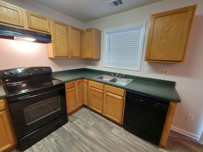 Building Photo - Spacious Home in Quiet Neighborhood