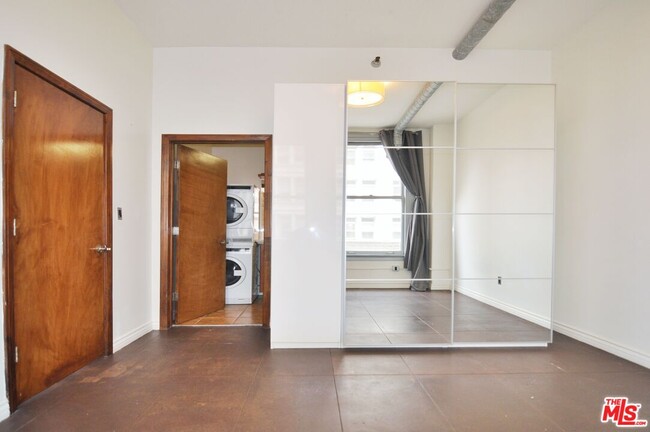 Building Photo - 215 W 7th St