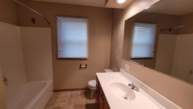 Building Photo - 3 Bedroom 1.5 bath, 2 stall garage Great SE location.