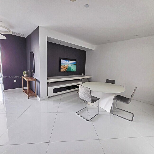 Building Photo - 200 Biscayne Blvd Way