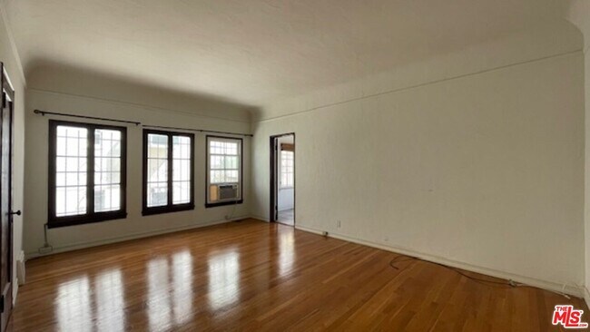 Building Photo - 444 N Sycamore Ave