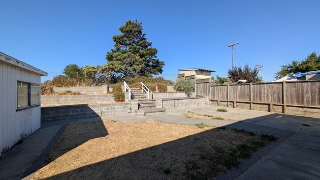 Building Photo - 4 Bed, 1.5 bath Home, freshly painted and ...
