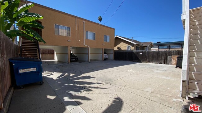 Building Photo - 1037 3/4-1034 Irolo St