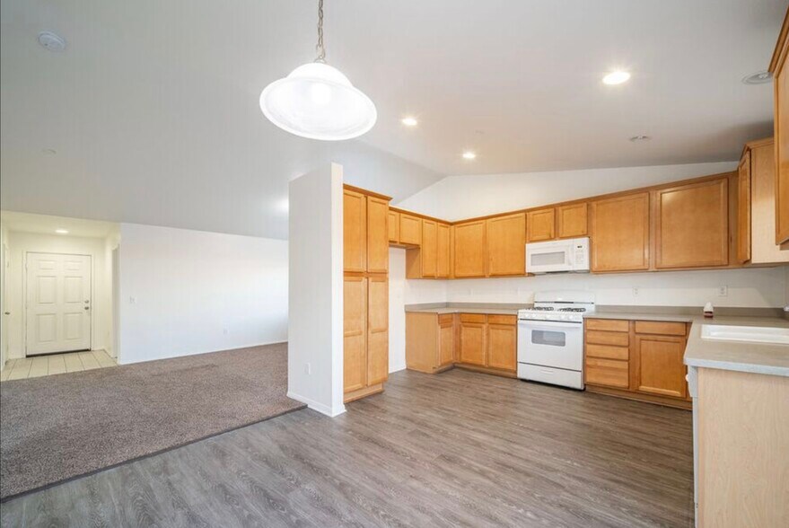 Building Photo - 1036 Playa del Norte