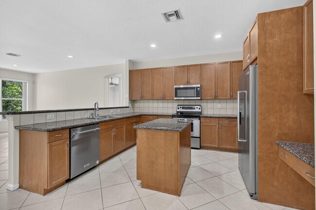 Building Photo - 9479 Sedgewood Dr